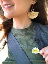 Load image into Gallery viewer, Happy Daisy Pin
